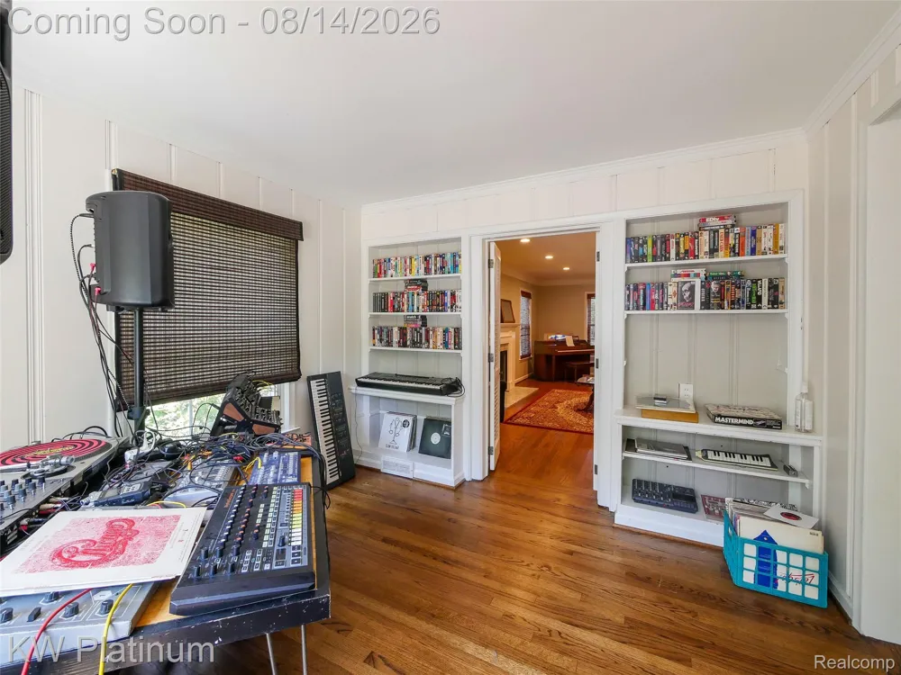 657 Hawthorne Road Grosse Pointe Woods City, MI 48236