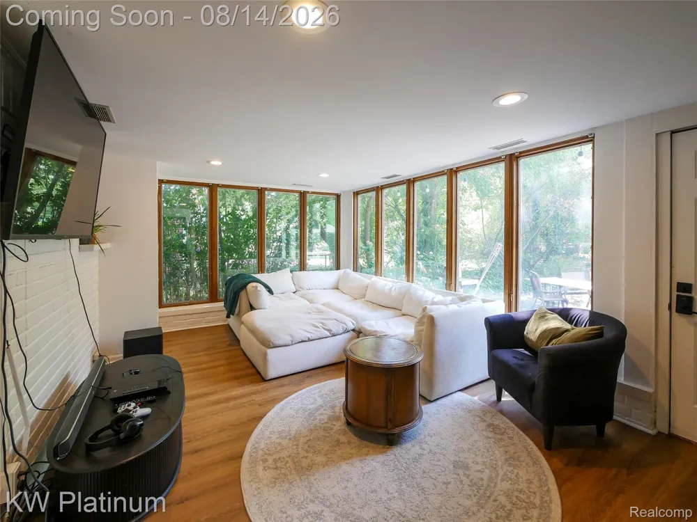 657 Hawthorne Road Grosse Pointe Woods City, MI 48236