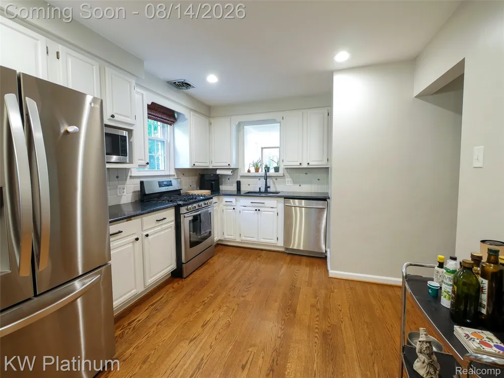 657 Hawthorne Road Grosse Pointe Woods City, MI 48236