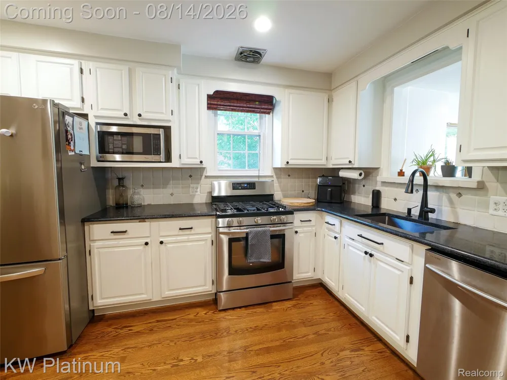 657 Hawthorne Road Grosse Pointe Woods City, MI 48236