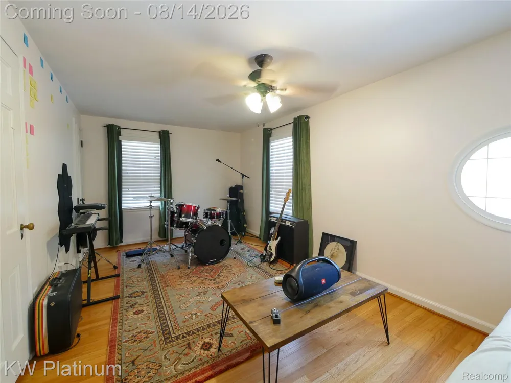 657 Hawthorne Road Grosse Pointe Woods City, MI 48236
