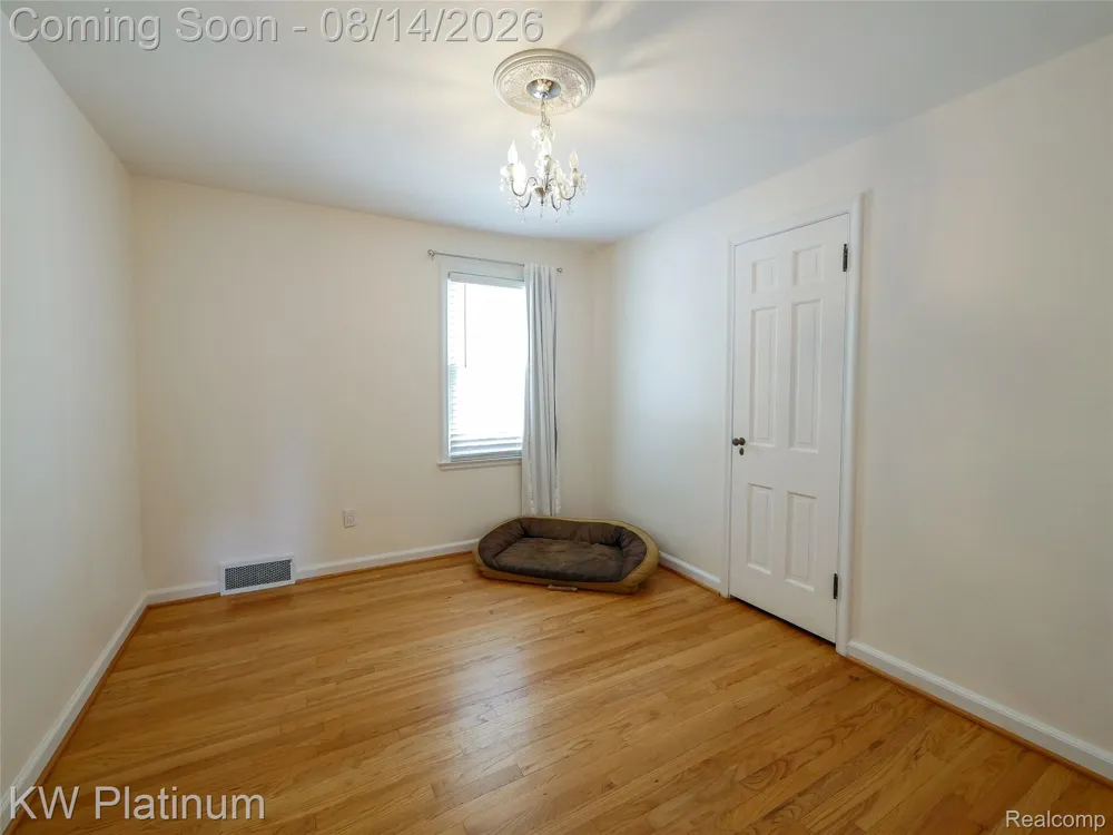 657 Hawthorne Road Grosse Pointe Woods City, MI 48236