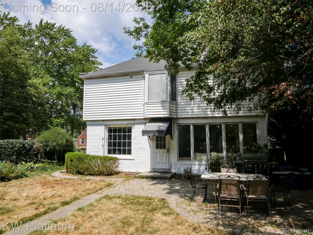 657 Hawthorne Road Grosse Pointe Woods City, MI 48236