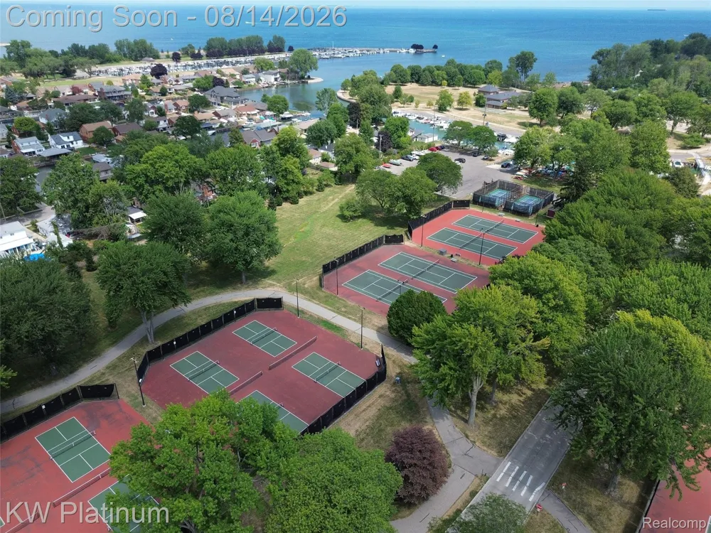657 Hawthorne Road Grosse Pointe Woods City, MI 48236