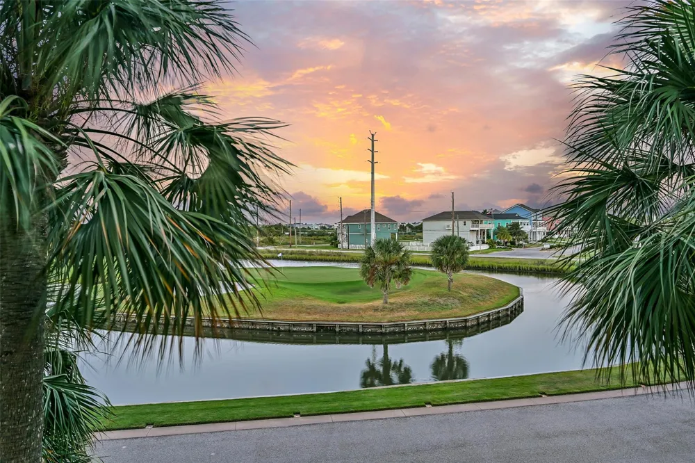 30 Dana Drive Galveston, TX 77554