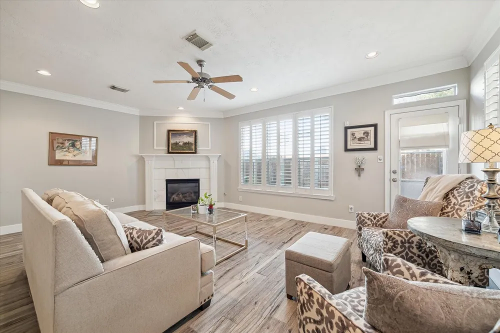 5242 Eigel Street Houston, TX 77007
