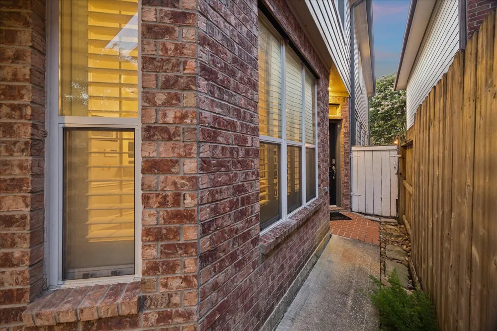 5242 Eigel Street Houston, TX 77007