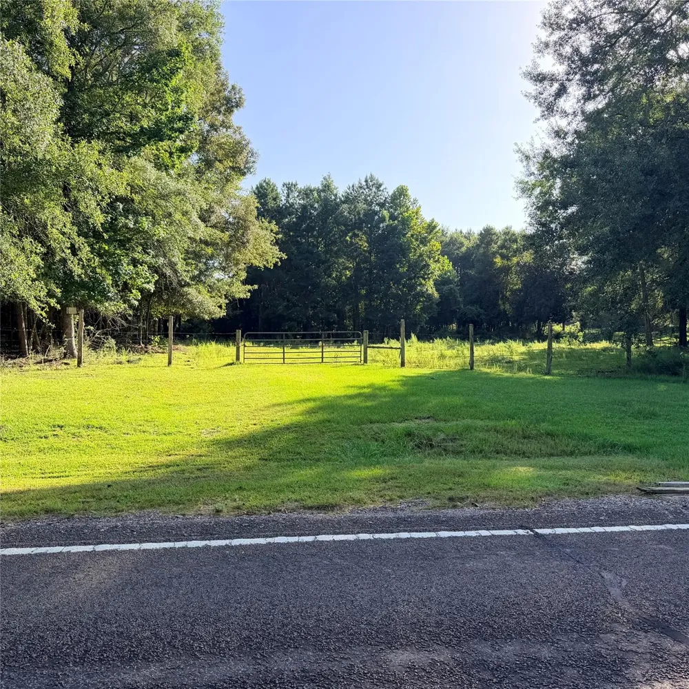 Fm 943 E Livingston, TX 77351