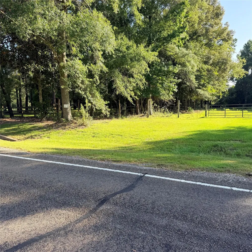 Fm 943 E Livingston, TX 77351