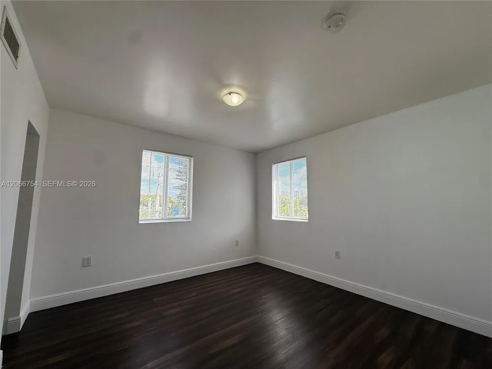 540 NW 7th St #35 Miami, FL 33136