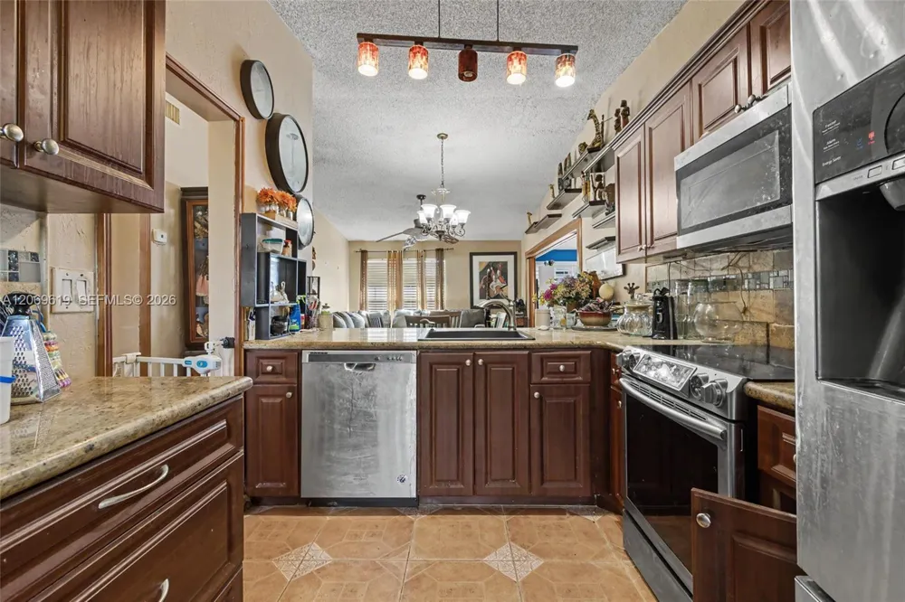 5510 S Lakewood Cir S #A Margate, FL 33063