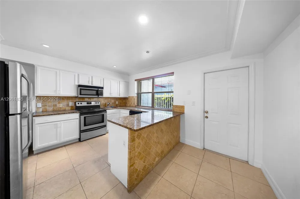 7801 HISPANOLA AV #4 North Bay Village, FL 33141