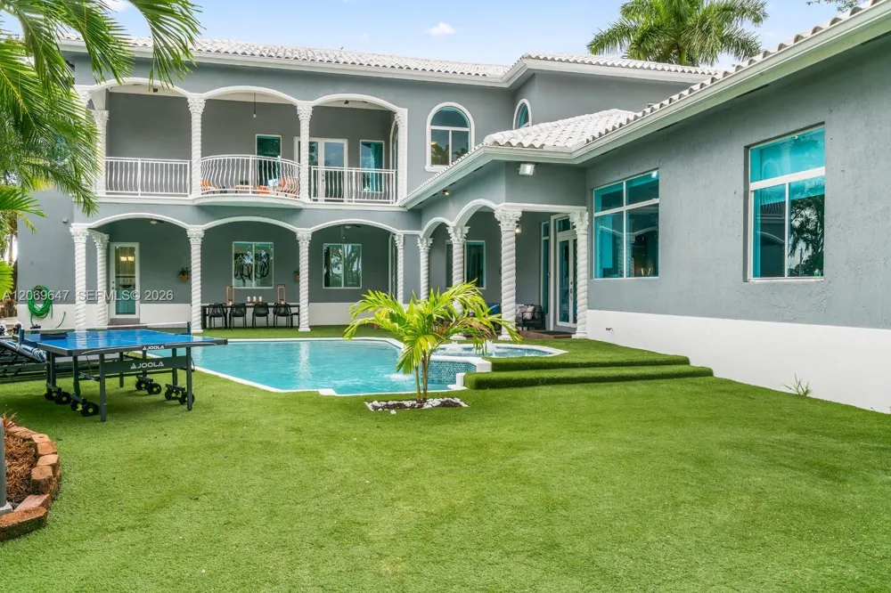 12141 Walsh Blvd Miami, FL 33184