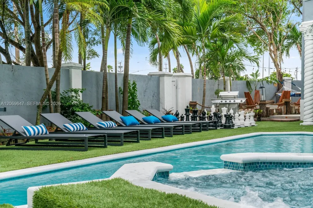 12141 Walsh Blvd Miami, FL 33184