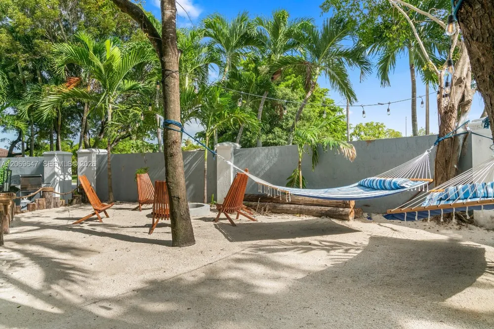 12141 Walsh Blvd Miami, FL 33184