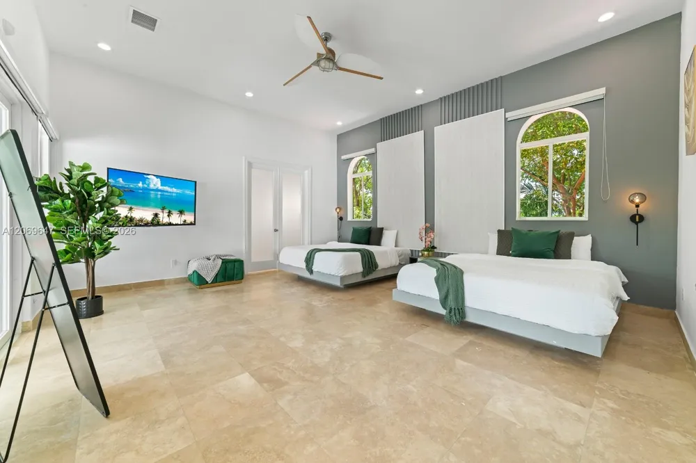 12141 Walsh Blvd Miami, FL 33184