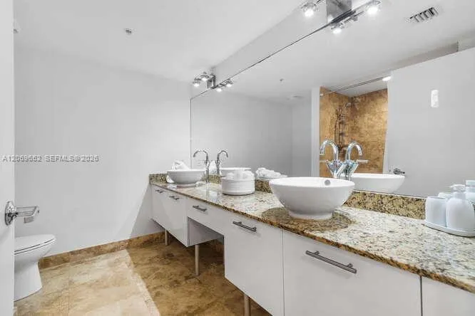 41 SE 5th St #308 Miami, FL 33131
