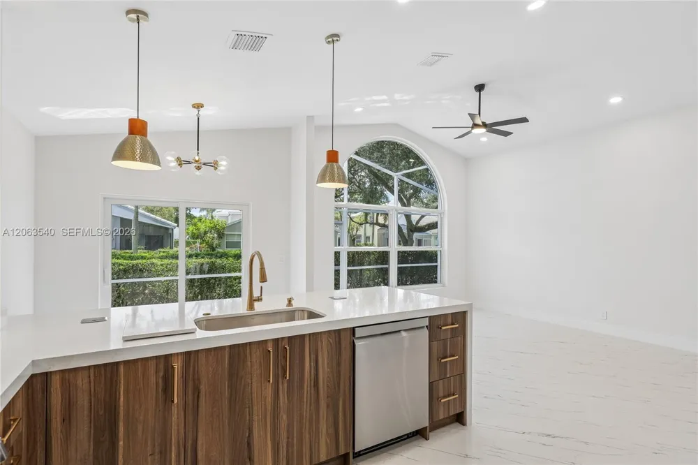 9613 NW 8th Cir Plantation, FL 33324