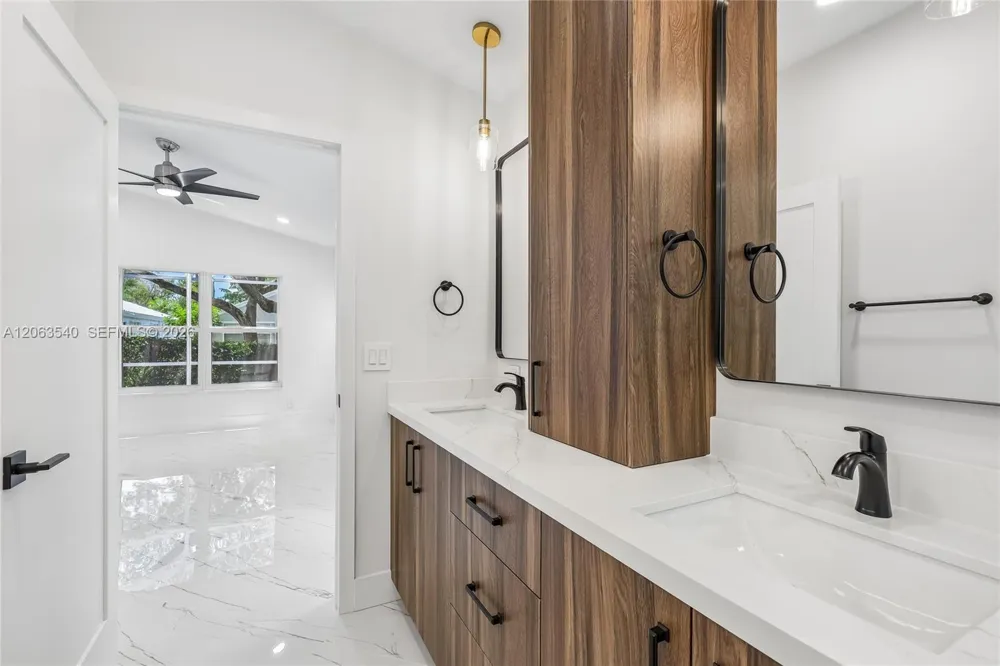 9613 NW 8th Cir Plantation, FL 33324