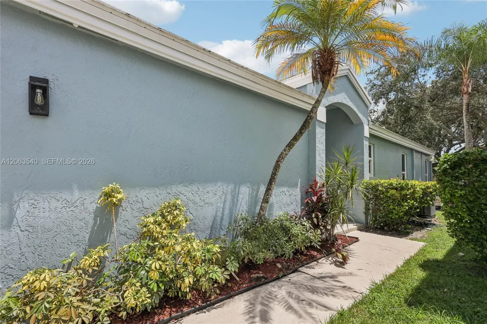 9613 NW 8th Cir Plantation, FL 33324