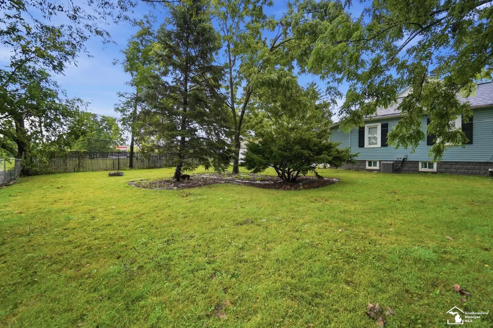 624 Palmwood Avenue Monroe City, MI 48161