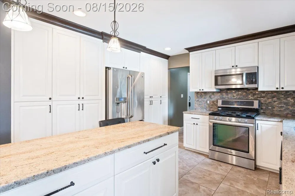 48952 Forest Drive Shelby Charter Township, MI 48317