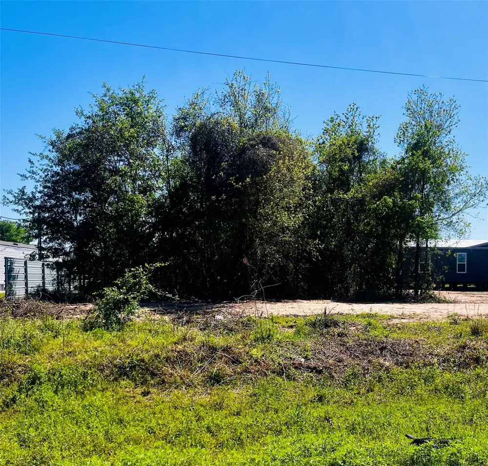 1942 County Road 3542 Cleveland, TX 77327
