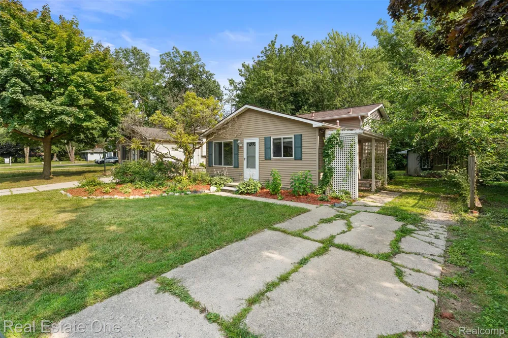 718 Miller Road Orion Charter Township, MI 48362