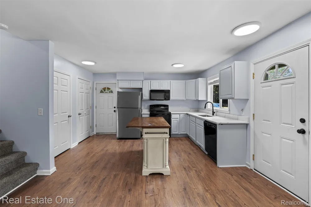 718 Miller Road Orion Charter Township, MI 48362