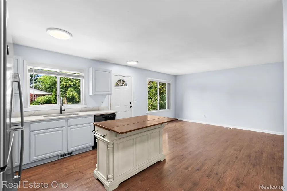 718 Miller Road Orion Charter Township, MI 48362
