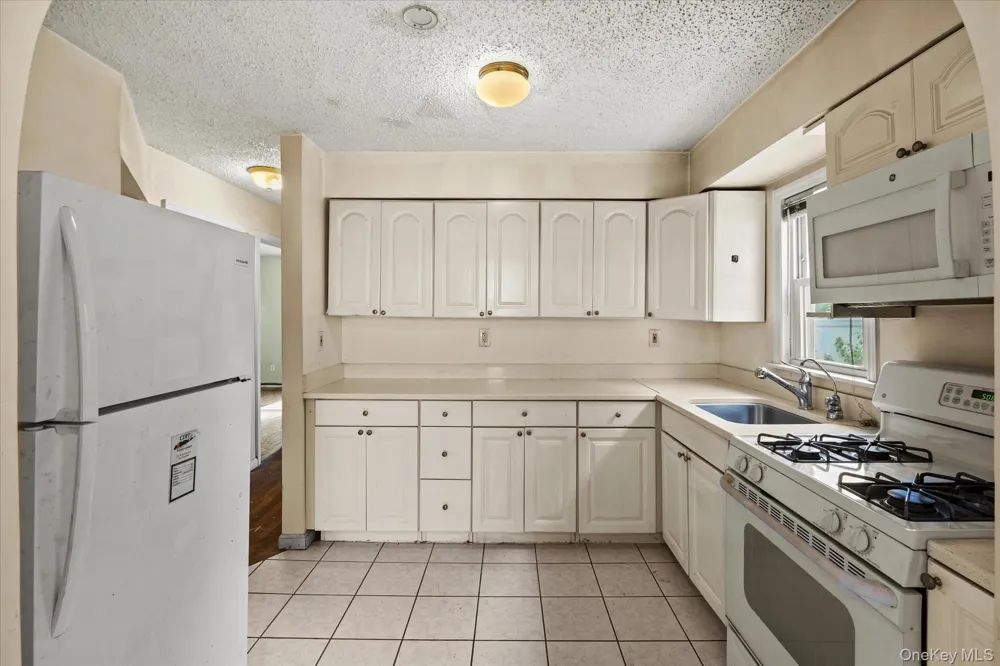 1037 Broadway Westbury, NY 11590
