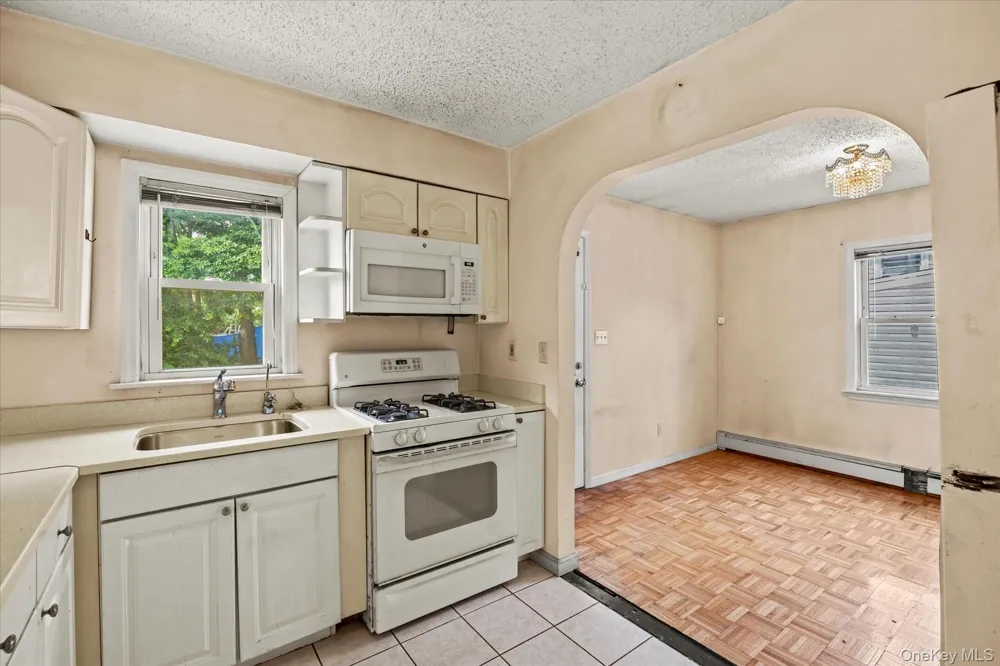 1037 Broadway Westbury, NY 11590