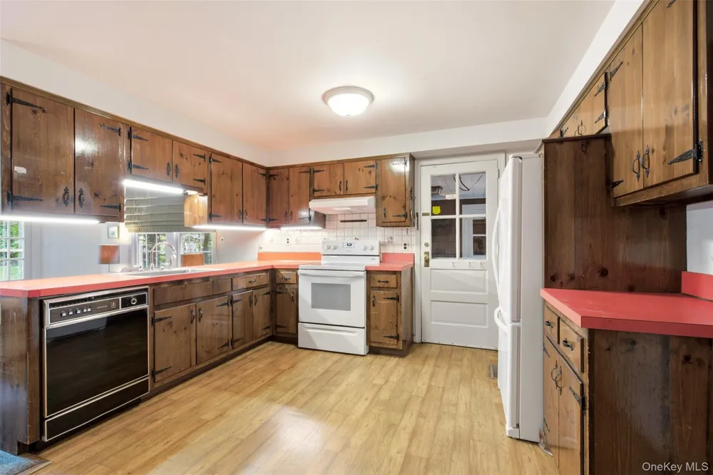 1936 Midlane Muttontown, NY 11791