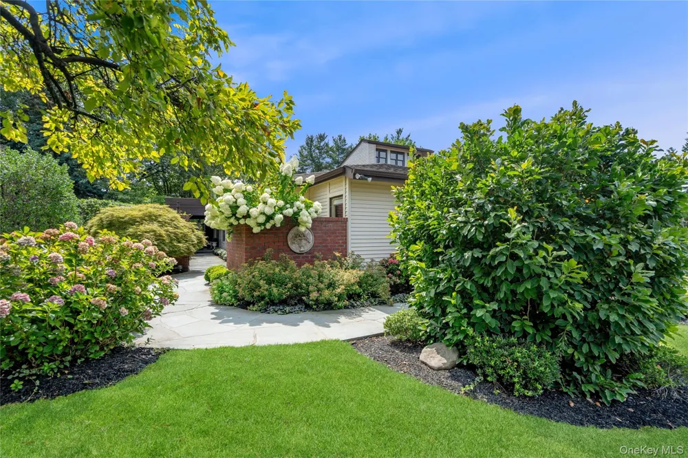 264 Sparrow Drive Manhasset, NY 11030