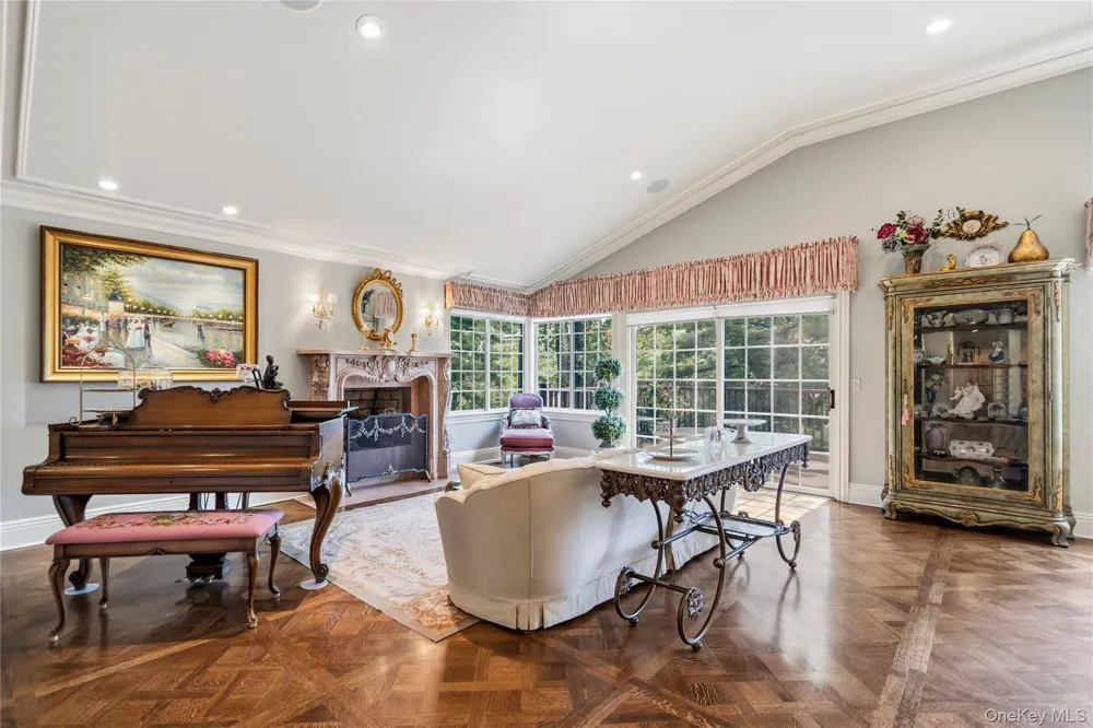 264 Sparrow Drive Manhasset, NY 11030