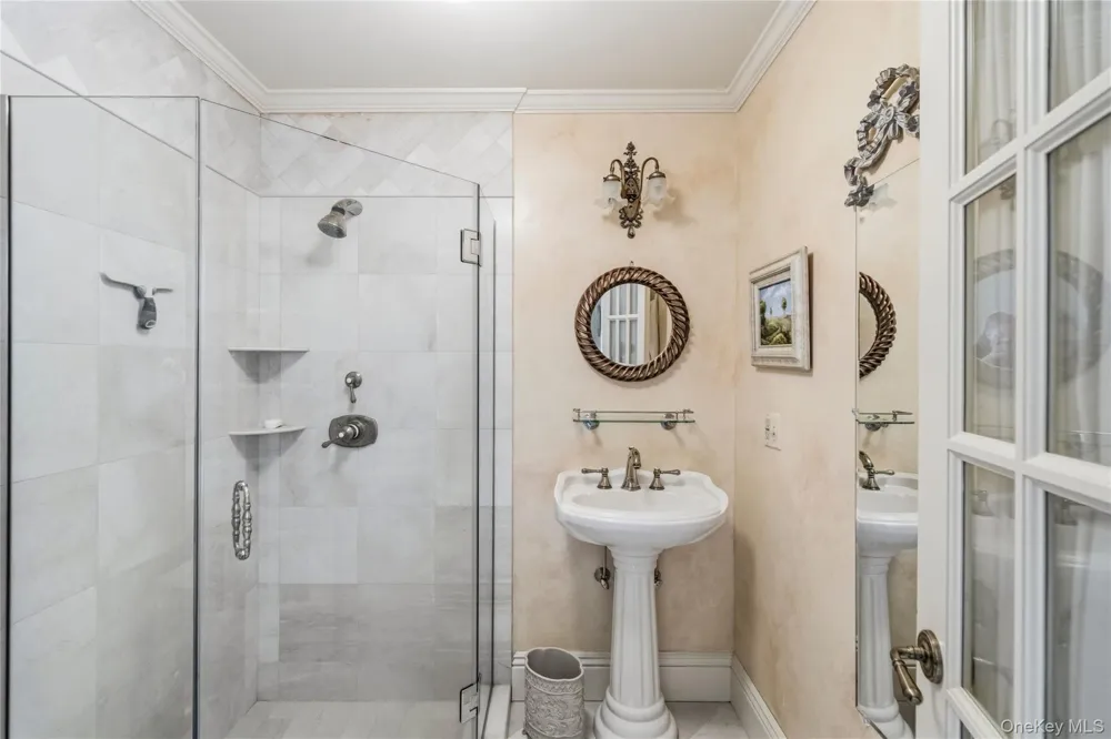 264 Sparrow Drive Manhasset, NY 11030