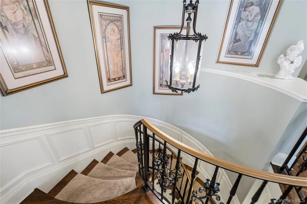 264 Sparrow Drive Manhasset, NY 11030