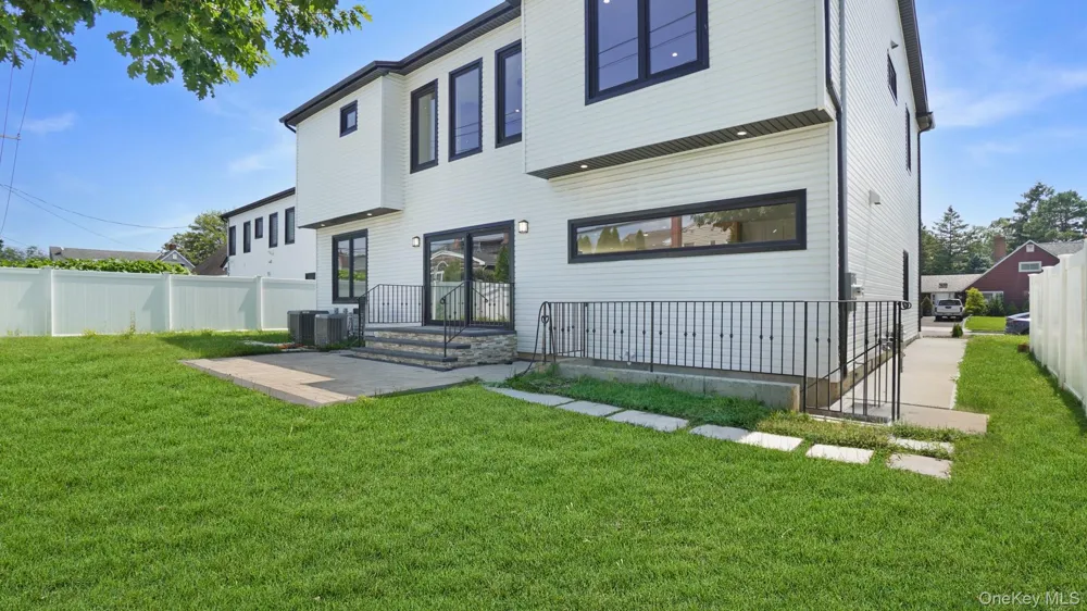 25 Red Maple Drive Wantagh, NY 11793
