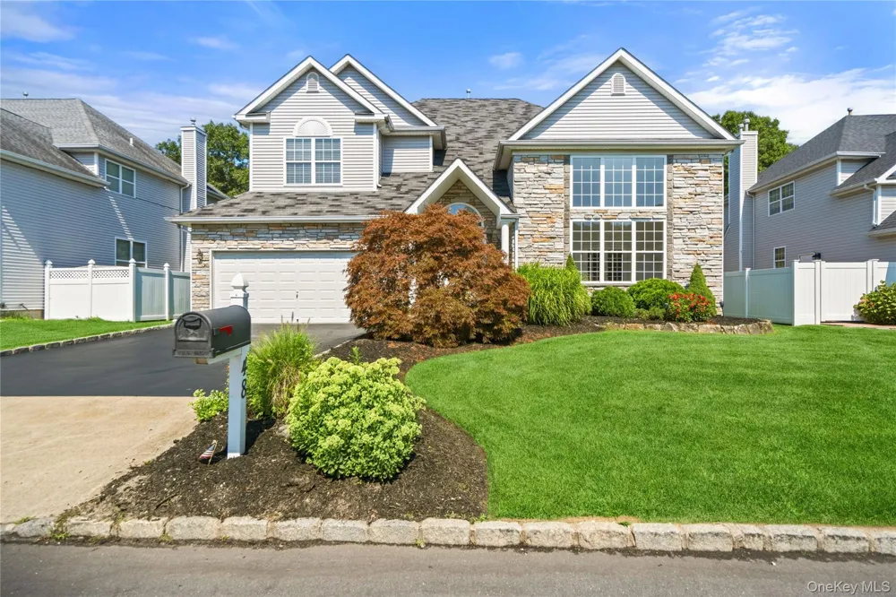 48 Peachtree Court Holtsville, NY 11742