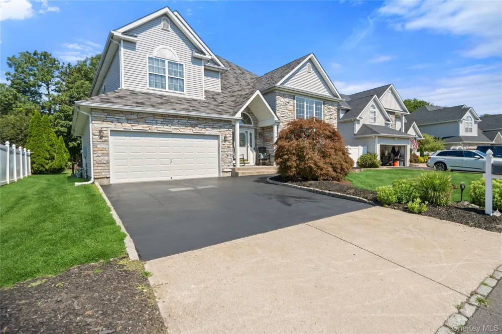 48 Peachtree Court Holtsville, NY 11742