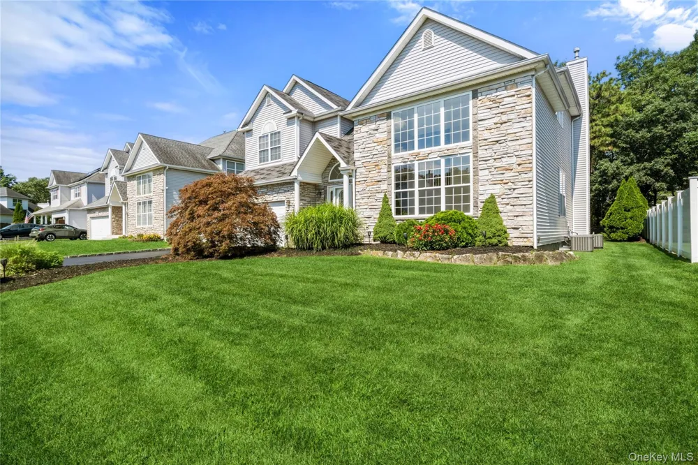 48 Peachtree Court Holtsville, NY 11742