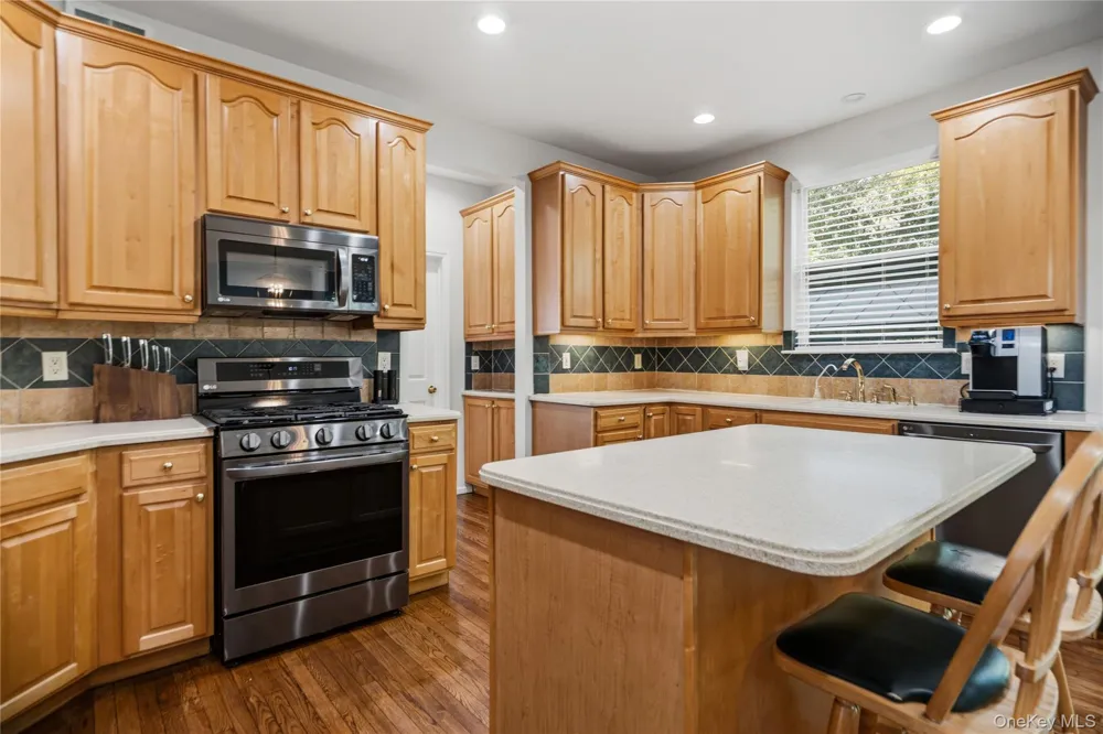 48 Peachtree Court Holtsville, NY 11742