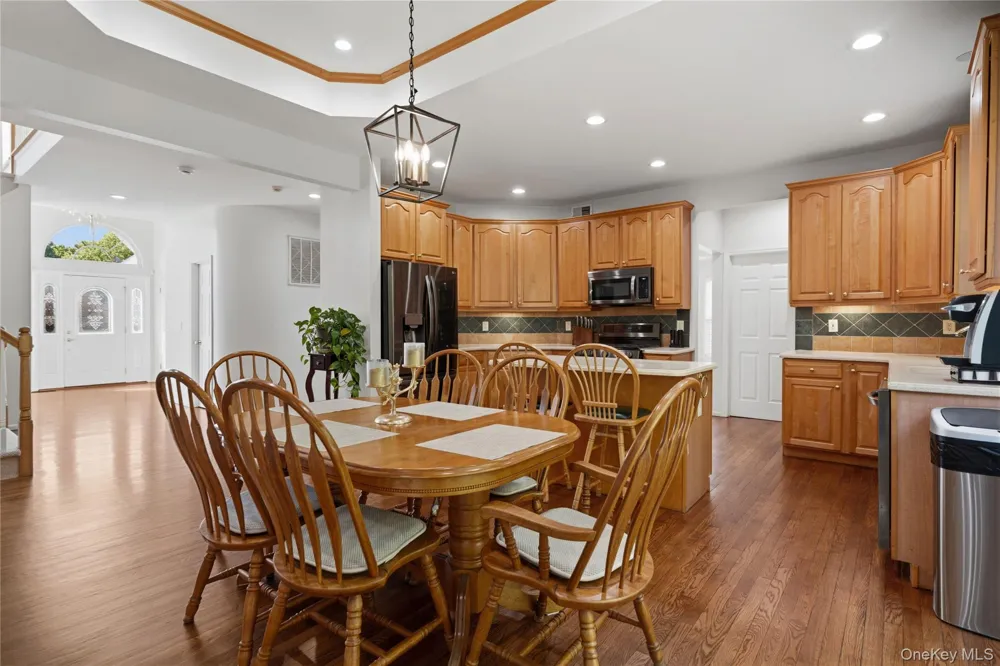 48 Peachtree Court Holtsville, NY 11742