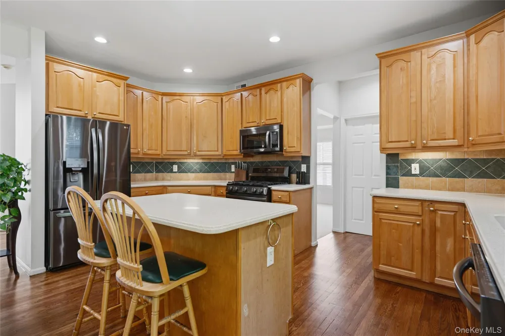 48 Peachtree Court Holtsville, NY 11742
