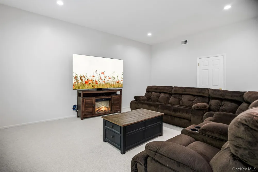 48 Peachtree Court Holtsville, NY 11742