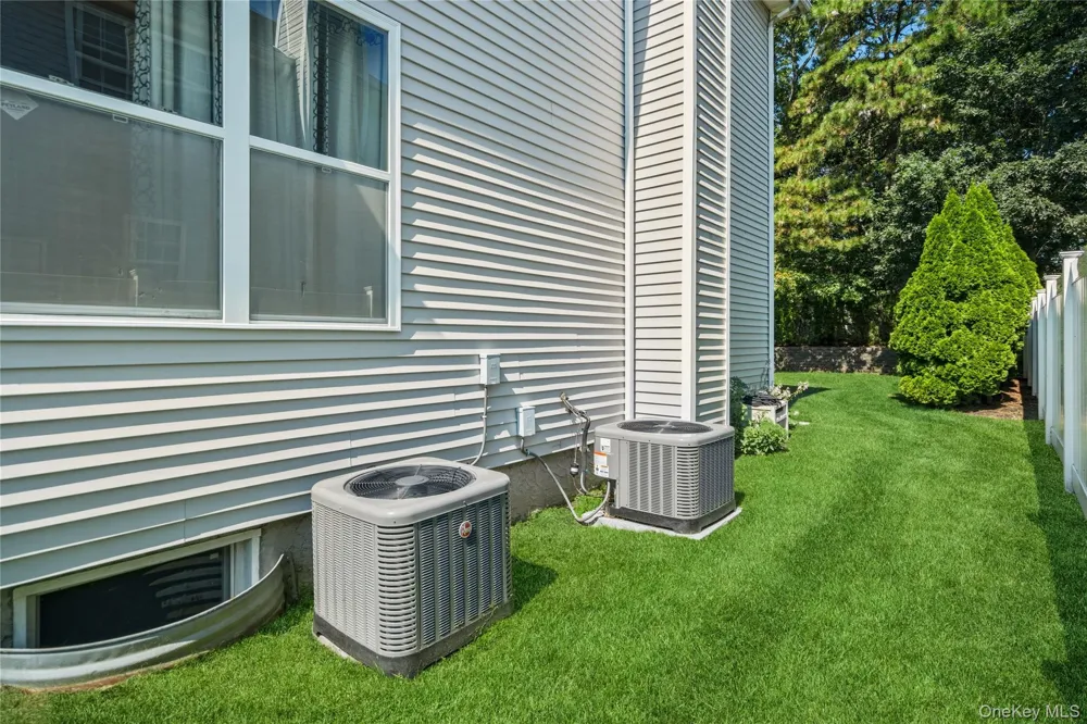 48 Peachtree Court Holtsville, NY 11742