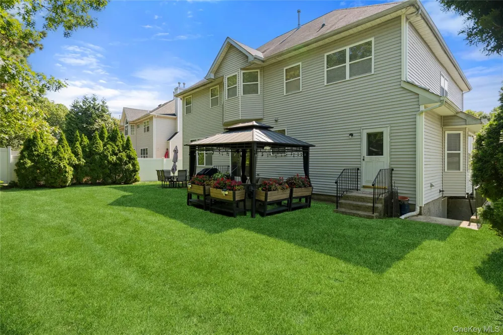 48 Peachtree Court Holtsville, NY 11742