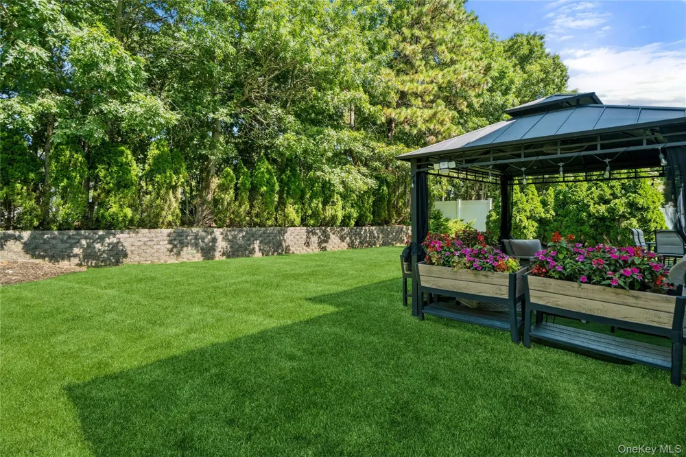 48 Peachtree Court Holtsville, NY 11742