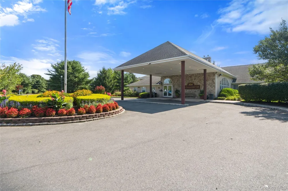 48 Peachtree Court Holtsville, NY 11742