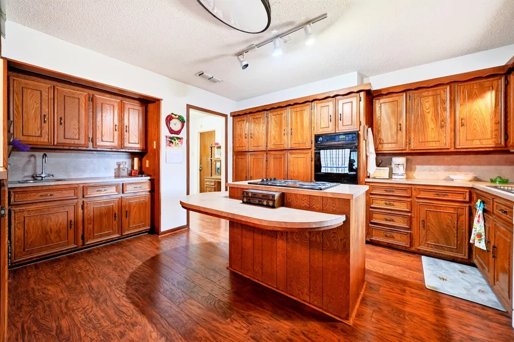 720 S Houston Street Edgewood, TX 75117